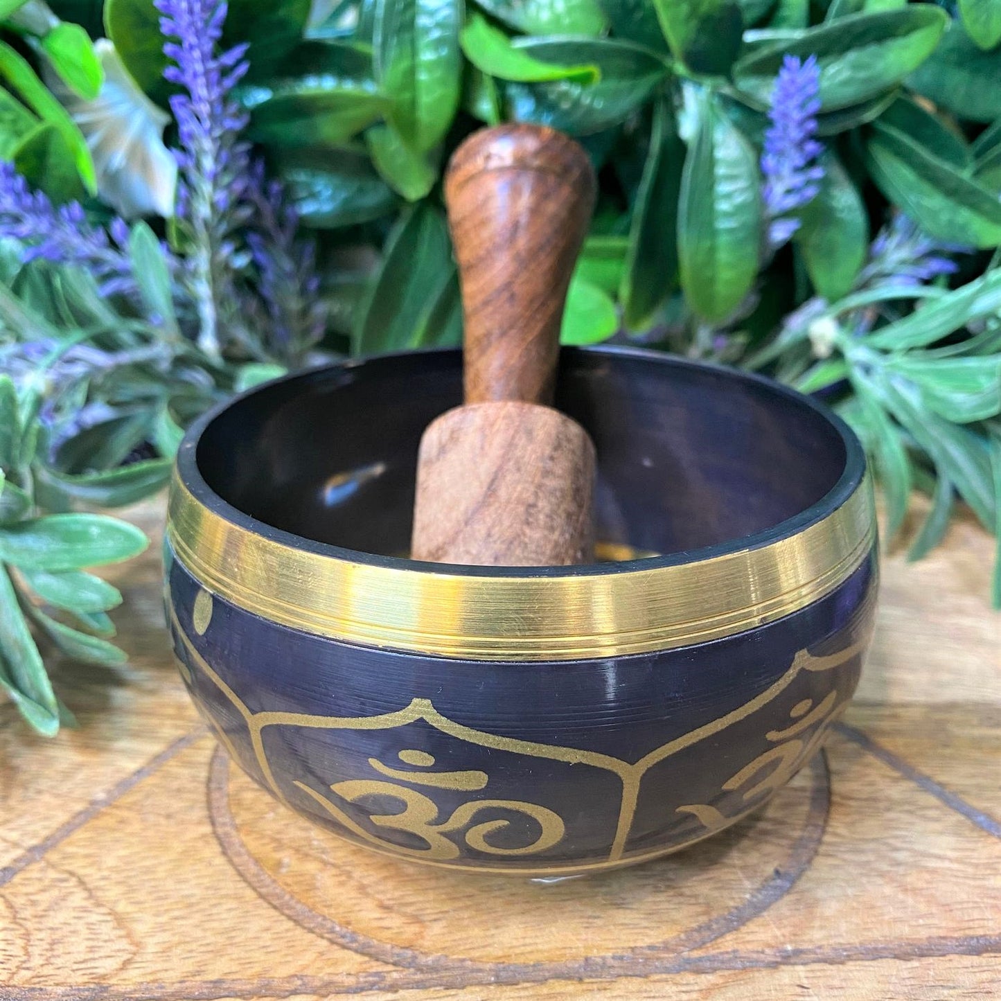 OM Black & Gold Singing Bowl